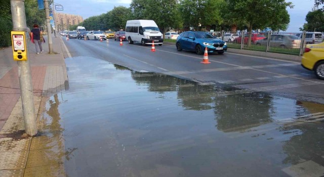 Kartalda su borusu patladı, sahil yolu göle döndü
