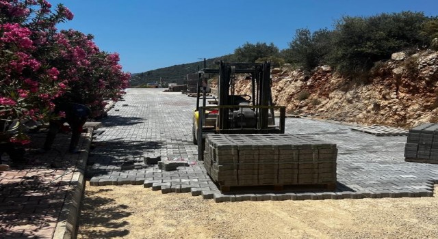 Kaşta 50 metrekarelik yol ve sokağa kilitli parke taşı döşeniyor