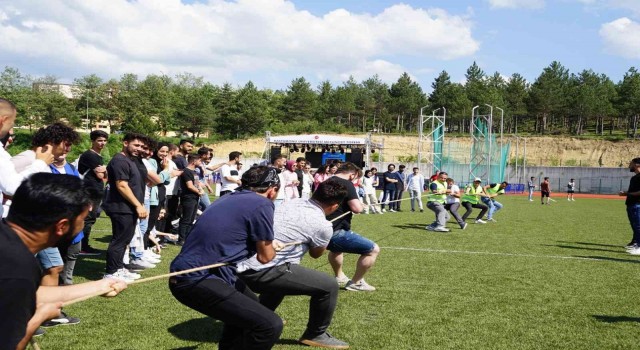 Kastamonu Üniversitesi öğrencileri Bahar Şenliklerinde hem yarıştı hem de eğlendi