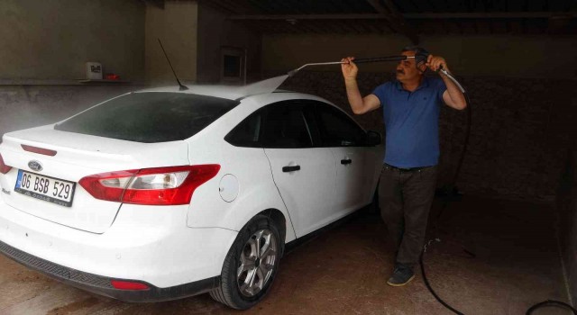 Kastamonuda araçlar toz içinde kaldı, sürücüler oto yıkamacıların yolunu tuttu