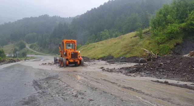Kastamonuda heyelan nedeniyle yollar trafiğe kapatıldı