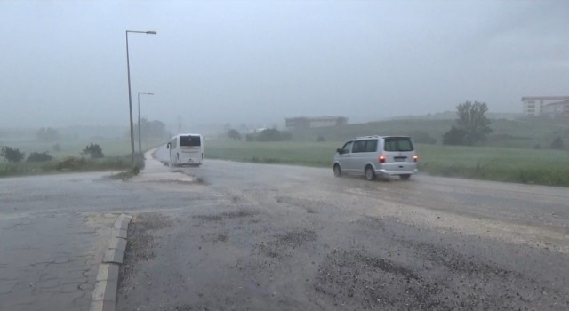 Kastamonuda sağanak yağış, sürücülere zor anlar yaşattı
