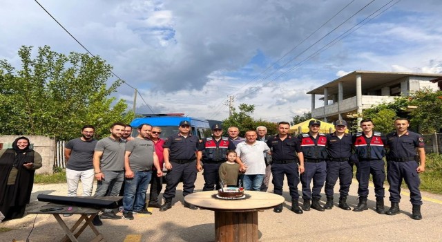 Kavga ihbarına giden jandarmaya pastalı sürpriz