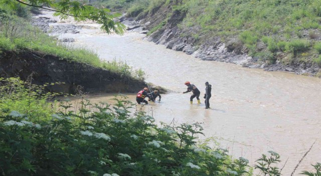 Kayıp kepçe operatörü karada ve derede aranıyor