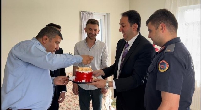 Kaymakam Bolatdan gaziye doğum günü sürprizi