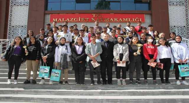 Kaymakam Demirerden başarılı sporculara ödül