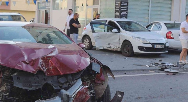 Kayseride 2 otomobil çarpıştı, 5 kişi yaralandı