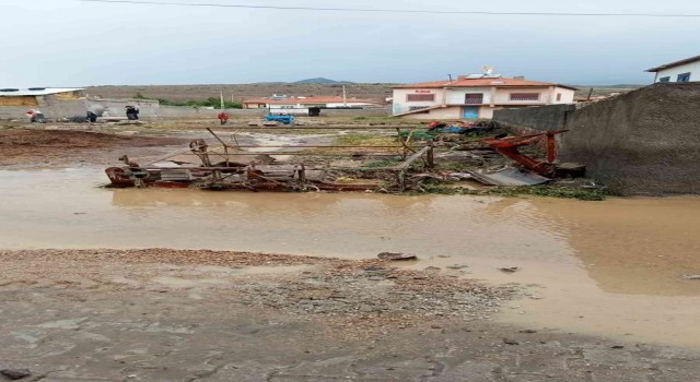 Kayseride şiddetli yağış hayatı olumsuz etkiledi, araçlar yolda kaldı