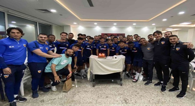 Kayserisporlu Nurettin, 20. yaş gününü antrenman sonrası kutladı