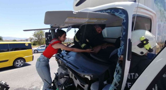 Kaza yerinden geçerken duyarsız kalmadı ambulans gelinceye kadar kurtarma ekiplerine destek verdi