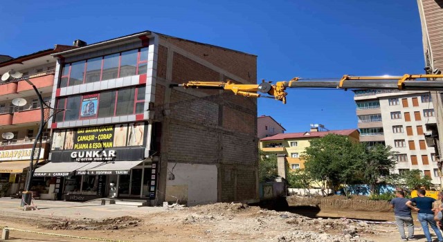 Kazı çalışmasında temeli ağır hasar gören bina için iş makineli önlem