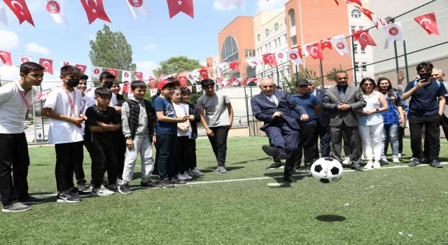 Keçiören Belediyesi bir okula daha halı saha kazandırdı