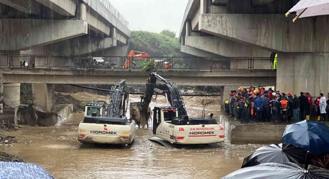 Kepçe dereden çıkarıldı, operatörü arama çalışmaları sürüyor