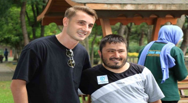 Kerem Aktürkoğlu özel öğrencilerin yüzünü güldürdü