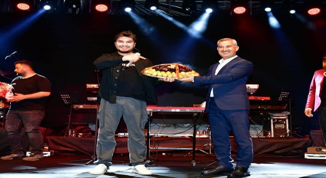 Kiraz Festivalinde Mustafa Ceceli coşkusu