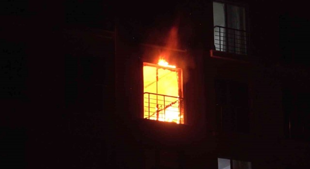 Kırıkkalede korkutan yangın: Mahsur kalan vatandaş camdan atladı