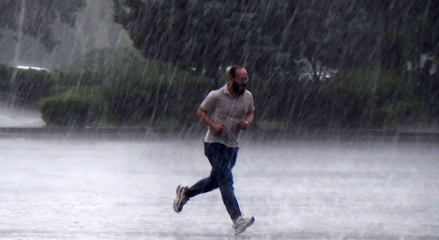 Kırıkkalede sıcak hava yerini yağışa bıraktı: Vatandaşlar zor anlar yaşadı
