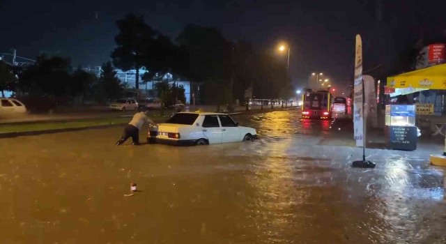 Kırıkkalede şiddetli yağmur hayatı felç etti