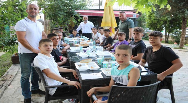 Kırkpınar öncesi minik pehlivanlara Edirne esnafından moral yemeği