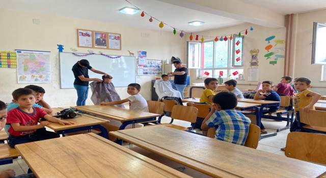 Kırsal mahallelerdeki çocukları tıraş ediyor