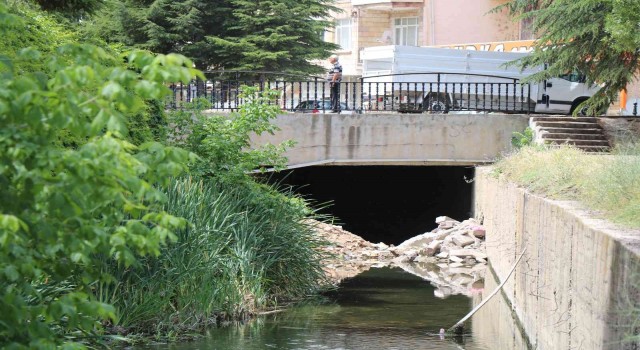 Kırşehir Belediyesi, molozları Kılıçözlü deresine attı