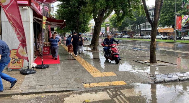 Kısa süreli sağanağa vatandaş hazırlıksız yakalandı