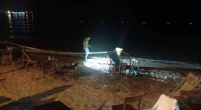 Kıskançlık kavgasında oğlunu bıçaklayan şahsı tabancayla vurarak öldürdü