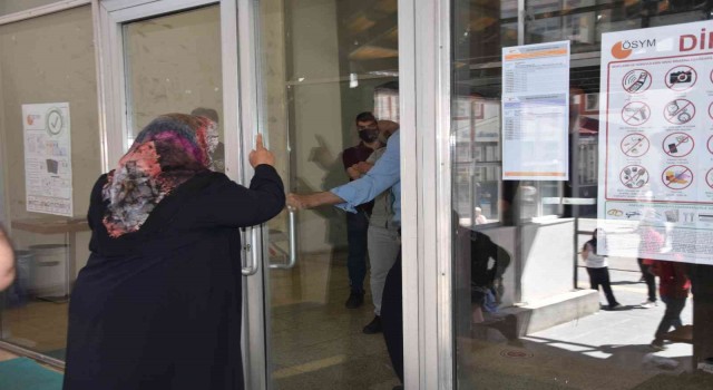 Kızı sınava geç kalan anne gözyaşı döktü