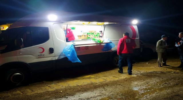 Kızılay sel bölgelerinde vatandaşlara destek oluyor