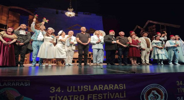 Kocaeli Şehir Tiyatroları oyuncuları Denizlide sahne aldı