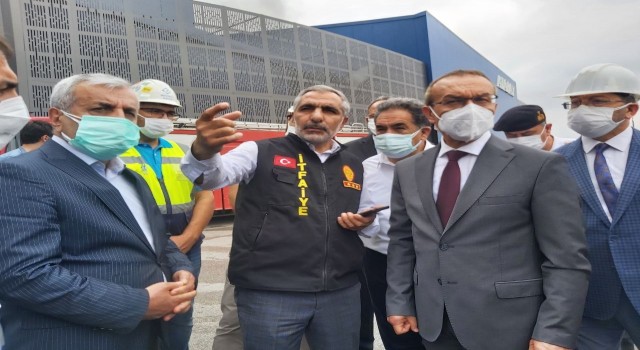 Kocaeli Valisi Seddar Yavuz yanan fabrikada incelemelerde bulunuyor