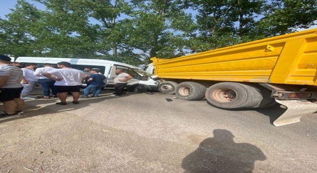 Kocaelide işçi servisi ile kamyon çarpıştı: 7 yaralı