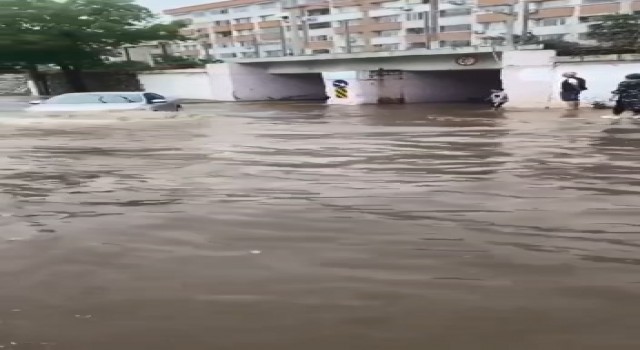 Kocaelide sağanak aniden bastırdı, caddelerde su birikintileri oluştu