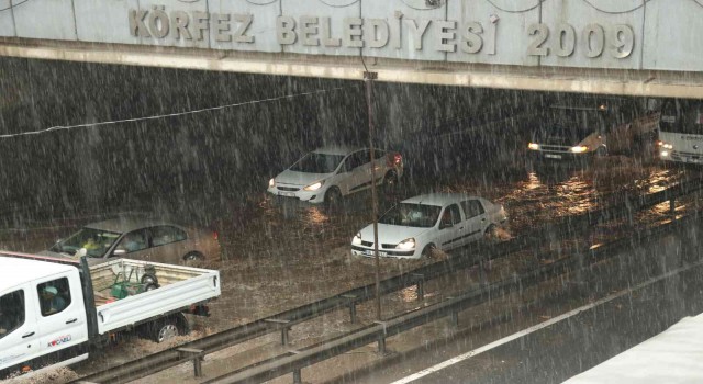 Kocaelide sağanak hayatı felç etti