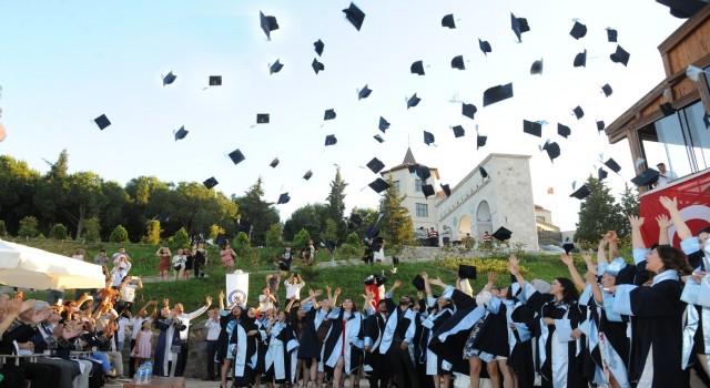 Koçarlı MYO mezuniyet töreni coşkuyla gerçekleşti