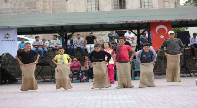 Kocasinanda sokak oyunları başladı