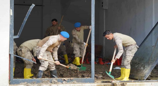 Komandolar, sel sonrası balçıkla kaplanan ev ve işyerlerini temizliğe başladı