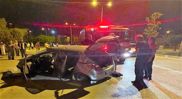 Kontrolden çıkan araç direğe çarpıp takla attı