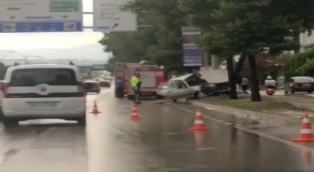 Kontrolden çıkan otomobil ağaca çarptı: 2 ölü