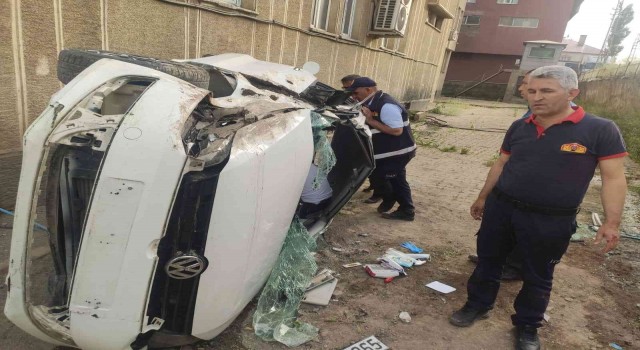 Kontrolden çıkan otomobil belediyenin bahçesine düştü: 3 yaralı