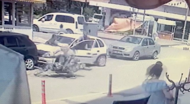 Kontrolsüz açılan otomobil kapısına çarpan motosikletli yaralandı