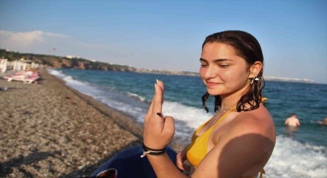 Konyaaltı Sahilinde denize girenlerin üstüne zifti andıran bir madde yapıştı