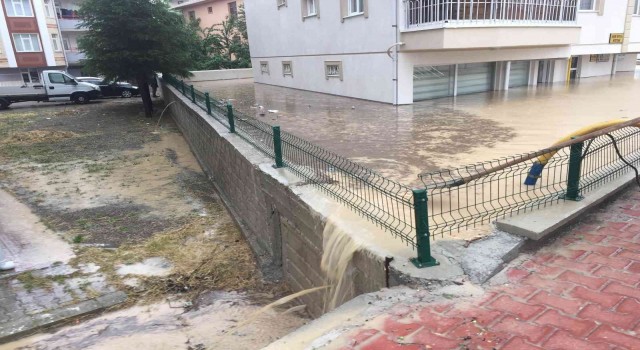 Konyada sağanak, su baskınlarına neden oldu