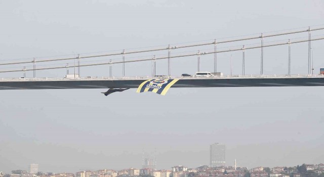 Köprülere Fenerbahçe bayrakları asıldı