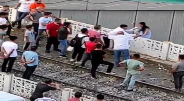 Köprüye çıkan genç kızı kurtarmak istedi, kollarından kayıp gitti