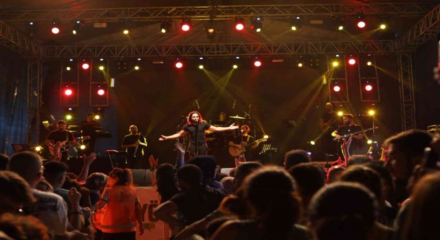 Koray Avcı, sahne performansı ile Koçarlıyı salladı
