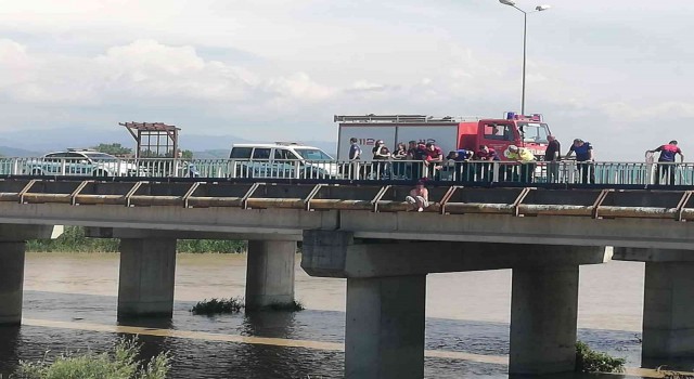 Korku dolu bakışlar arasında kendini köprüden aşağıya bıraktı