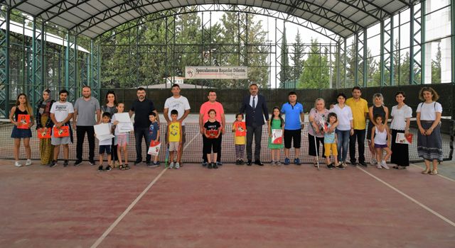 Korkut Ata Üniversitesi’ndeki tenis kursuna 17 kişi katıldı