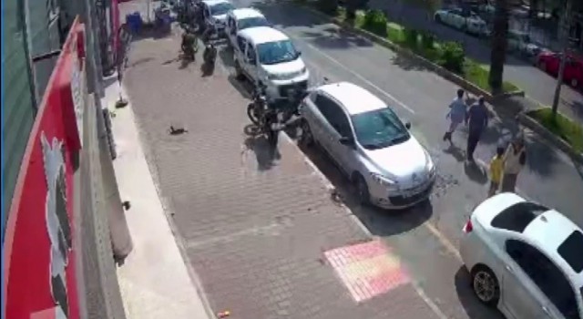 Koşarak yolun karşısına geçmek isteyen çocuğa otomobil çarptı