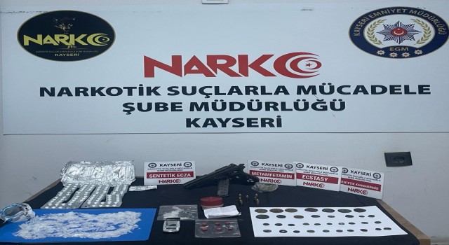 Kovalama sonucu yakalanan araçta uyuşturucu ve tarihi sikke çıktı